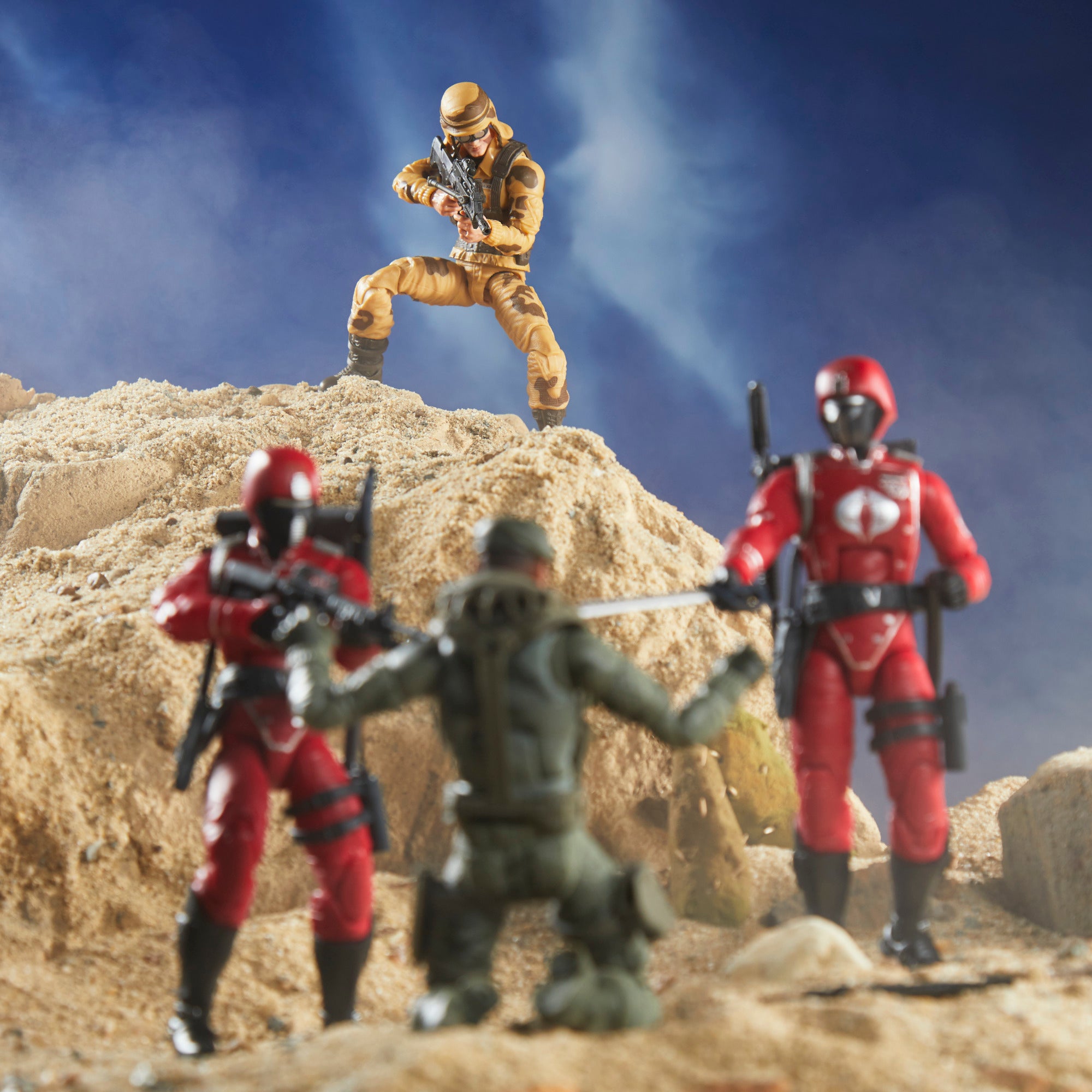 G.I. Joe Classified Series Dusty and Betelgeuse desert diorama crossover shot 02541