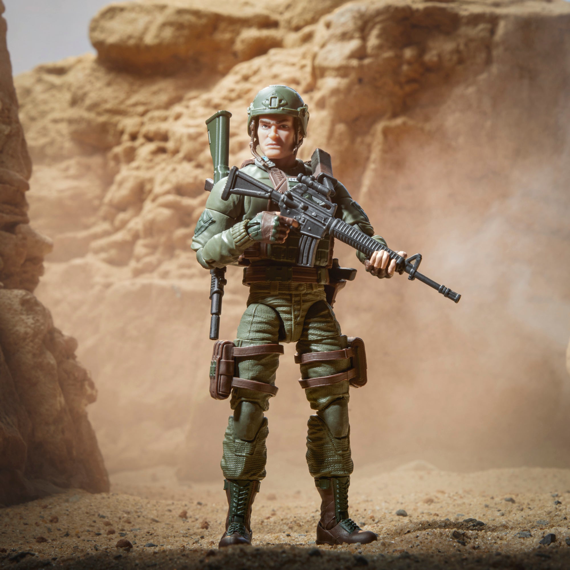 G.I. Joe Classified Series Grunt #87 desert canyon diorama running with gold-visor respirator helmet LOVECRAFT 1447